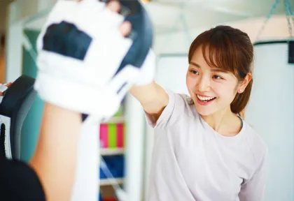 ボクシングのフィットネストレーニングで楽しく汗を流す会員