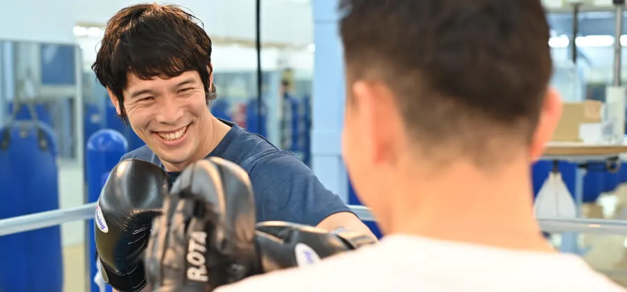 基礎からしっかりボクシングを学ぶ会員のトレーニング