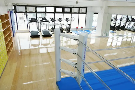 明るく清潔感のあるBOXING CLUBの店内