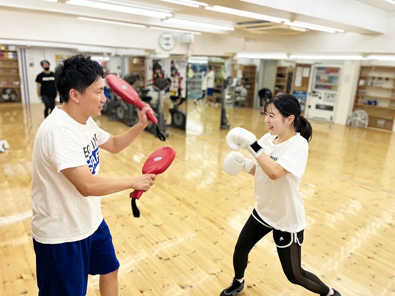 1日体験でボクシングを体験する様子